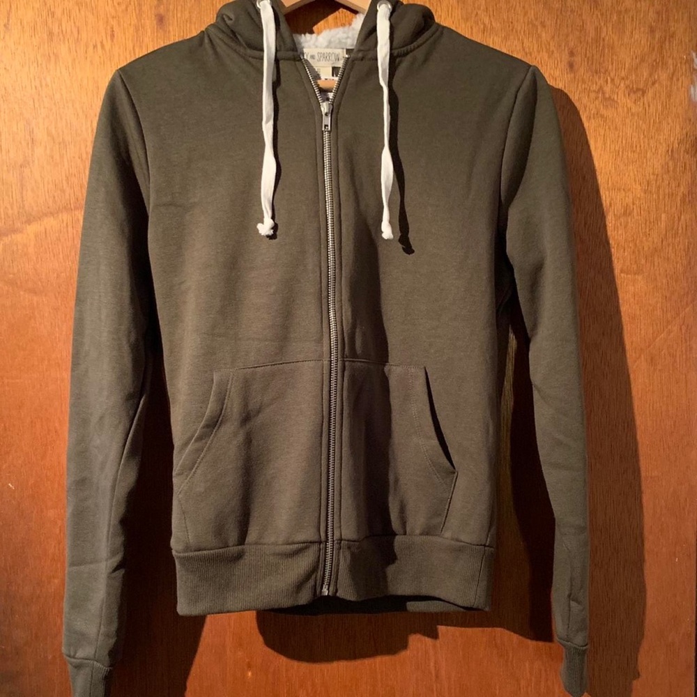 tillys xs olive sherpa zip up hoodie
super soft on the inside & sherpa hoodie